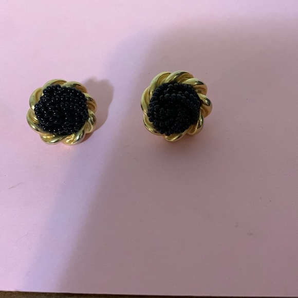 Beautiful clip on style earrings - Picture 2 of 5